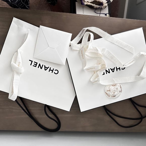 Chanel Beauty 2024 Paper bags with camellia, ribbon and card - Picture 2 of 3